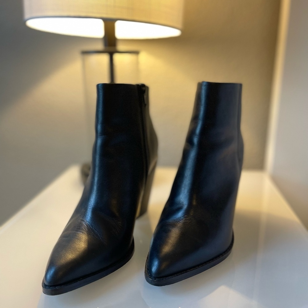 ALDO! Absolutely Gorgeous Ankle booties! Great Condition!